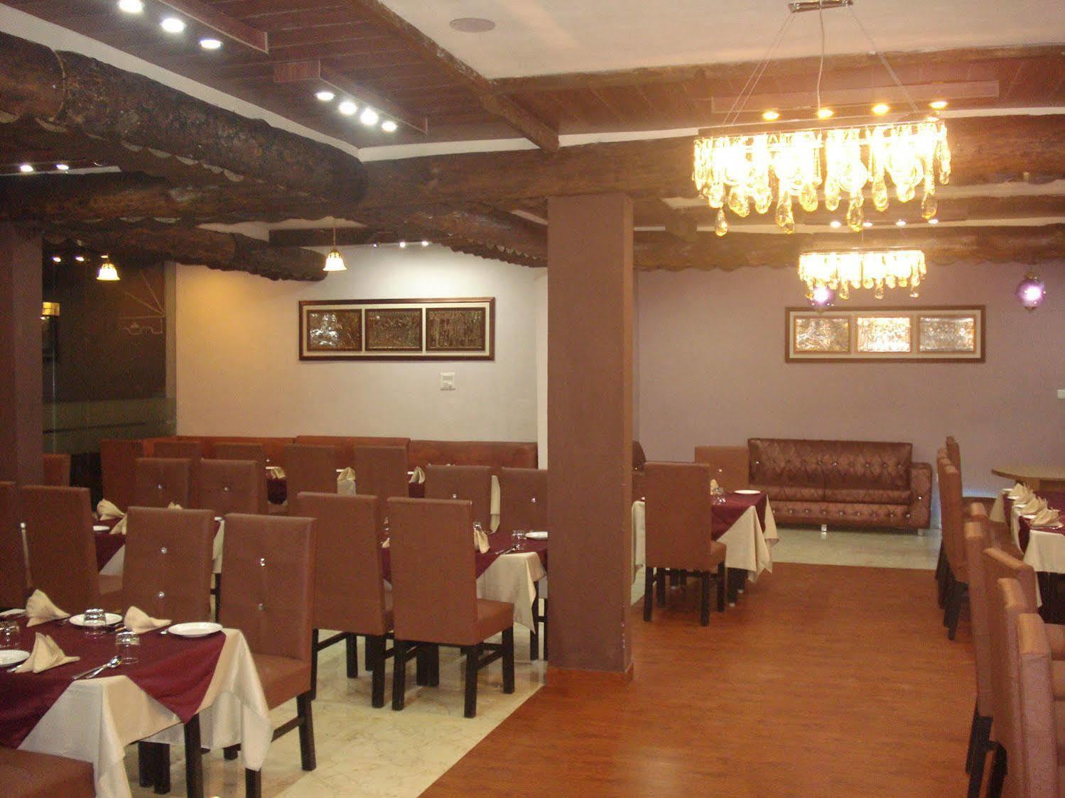 Hotel The Royal Court à Nainital Extérieur photo